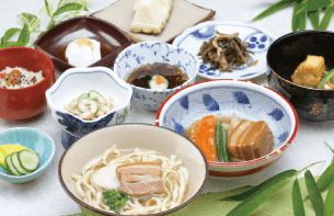沖縄料理は琉球料理と琉球舞踊の四つ竹へ